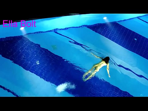 ❤️ Hindi ko mapigilang panoorin, ang batang blonde ay nahuling lumalangoy nang hubo't hubad sa ELLA BOLT resort pool ️ Anal video sa amin
